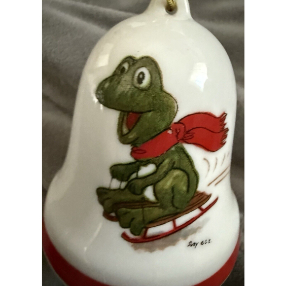 Vintage 1976 Enesco Bell Frog Sledding Suzy’s Zoo Winter Holiday Christmas Ornam - Picture 2 of 7